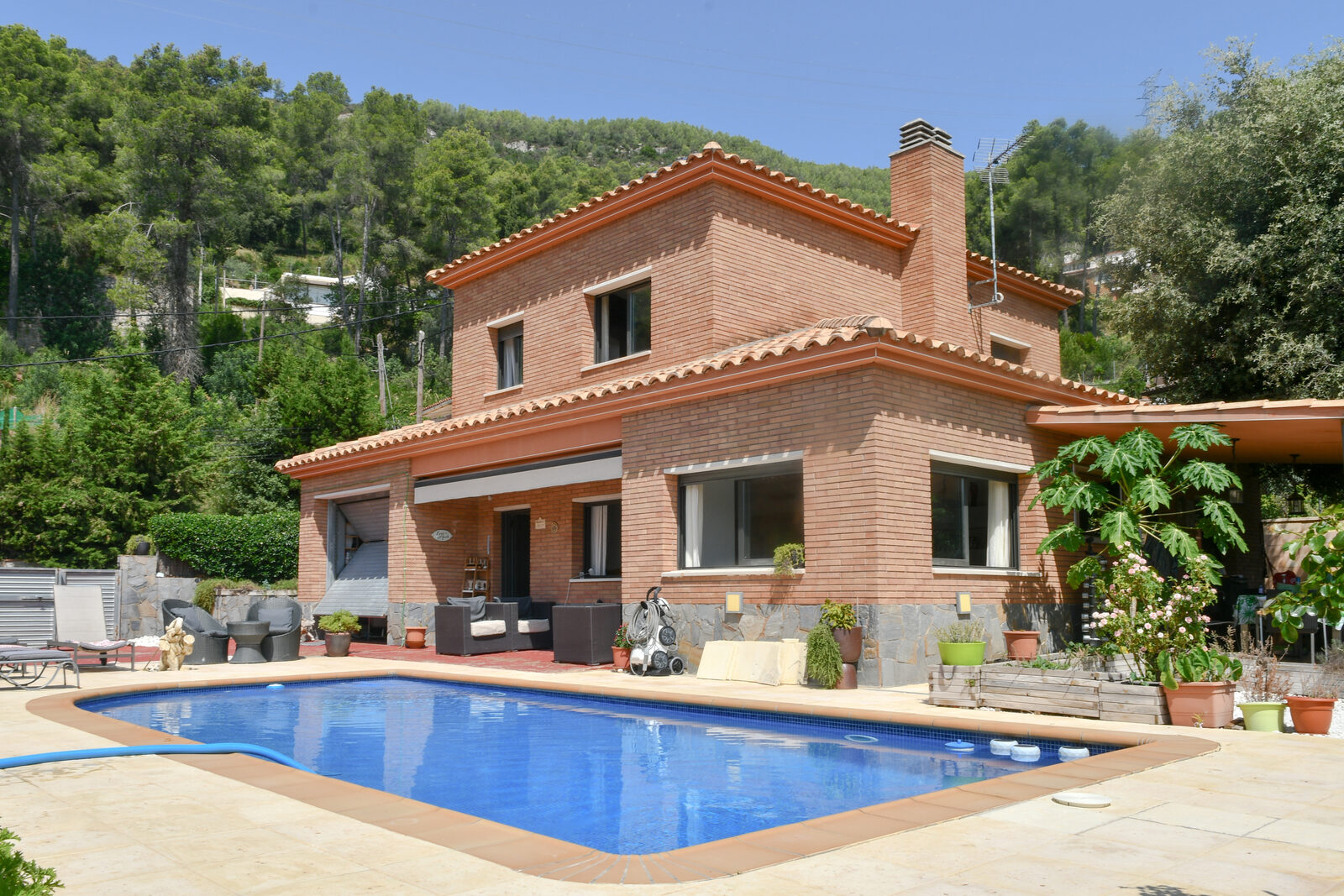Vista de la casa con piscina